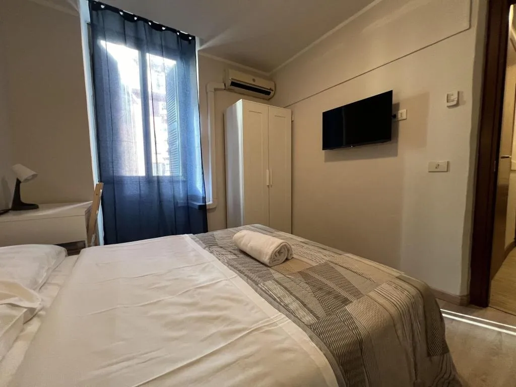 Room, Freedom Traveller, Naples
