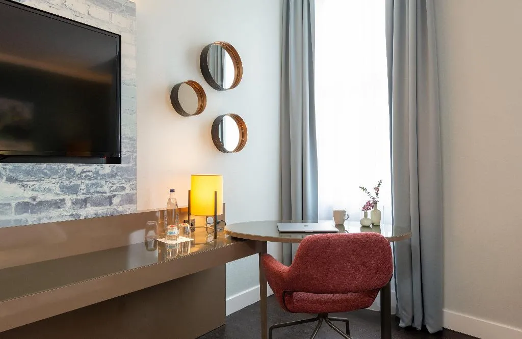 TRIPLE DELUXE Room, Leonardo Royal Hotel Berlin Alexanderplatz, Berlin