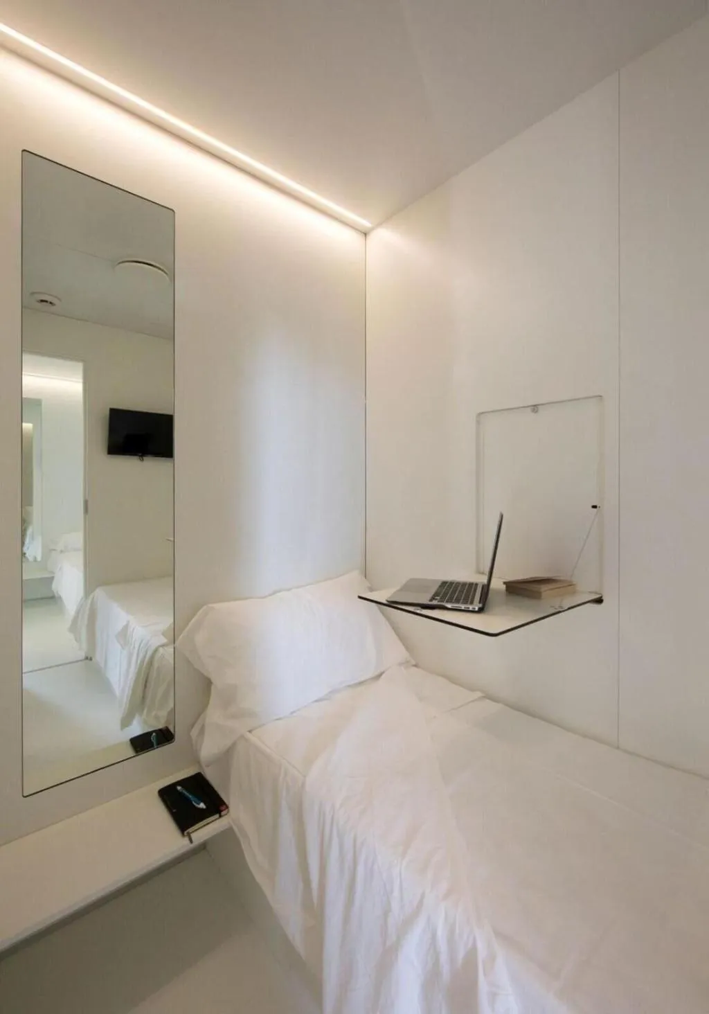 SINGLE BASIC Room, Bed and Boarding - Hostel, Naples