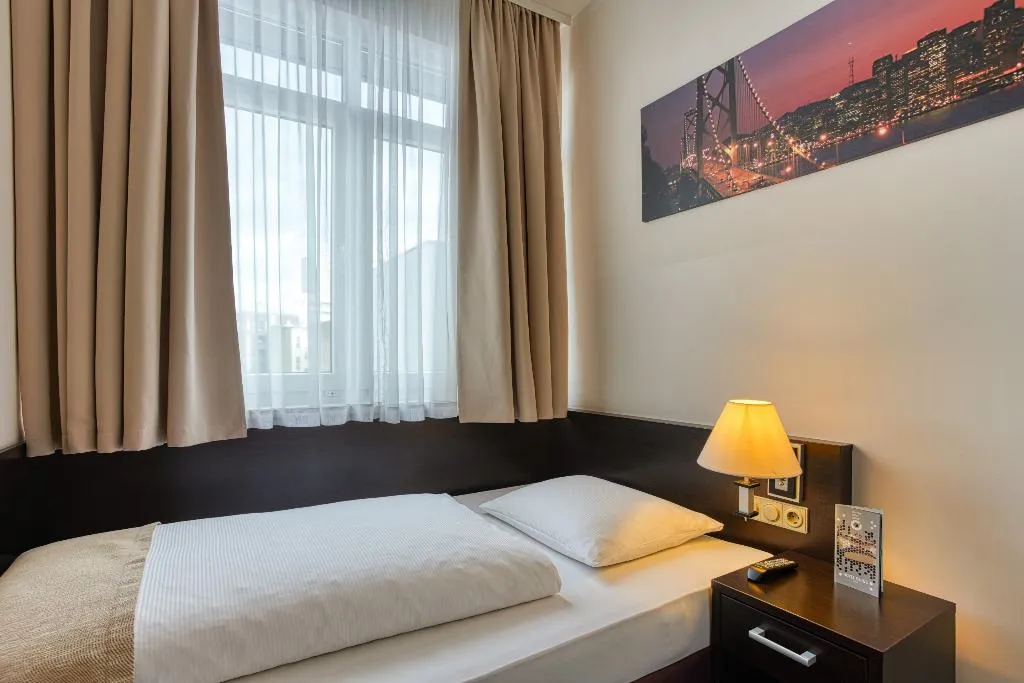 SINGLE STANDARD Room, Titanic Comfort Kurfuerstendamm, Berlin
