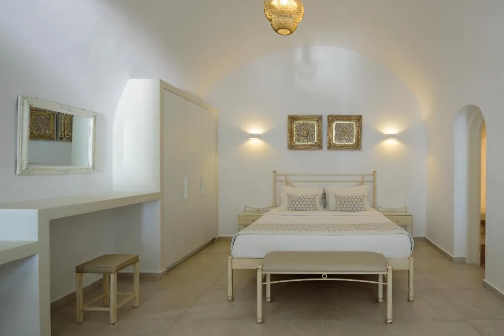 APARTMENT DELUXE WITH JACUZZI Room, Kamares Apartments, Santorini