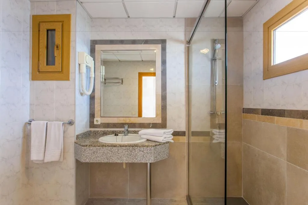 APARTMENT CAPACITY 5 TWO BEDROOMS Room, Apartamentos Ben Hur, Majorca