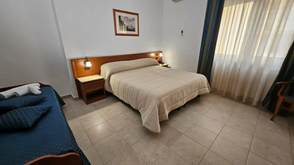 TRIPLE ONE BEDROOM ONE BATHROOM Room, GH Hotel & Restaurant, Palermo