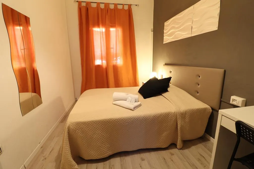 DOUBLE SINGLE USE ECONOMY WITH SHARED BATHROOM Room, Guest House Minas, Milan