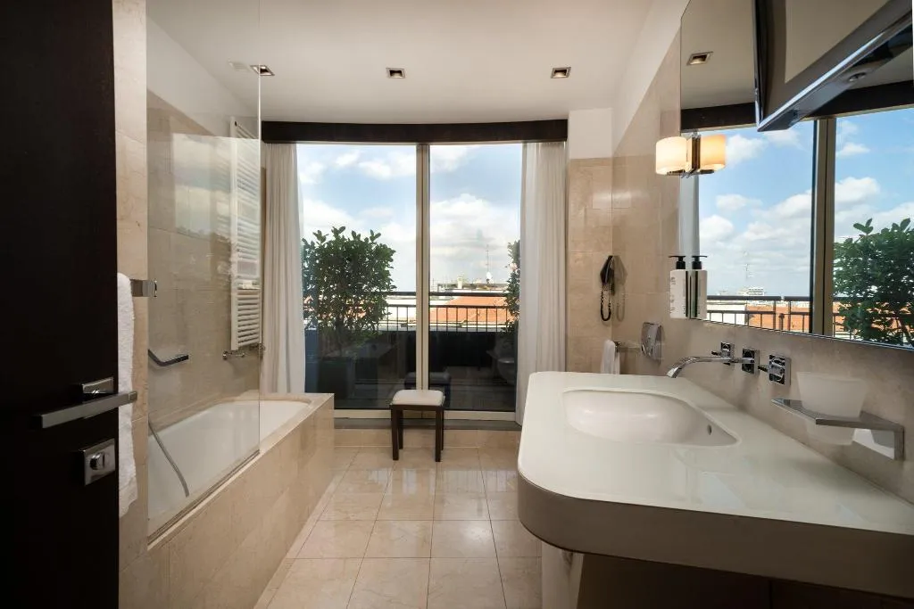 DOUBLE PREMIUM KING BED Room, Crowne Plaza Milan City, Milan