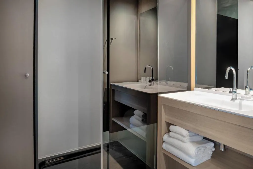 DOUBLE QUEEN SIZE BED Room, AC Barcelona Sants, Barcelona