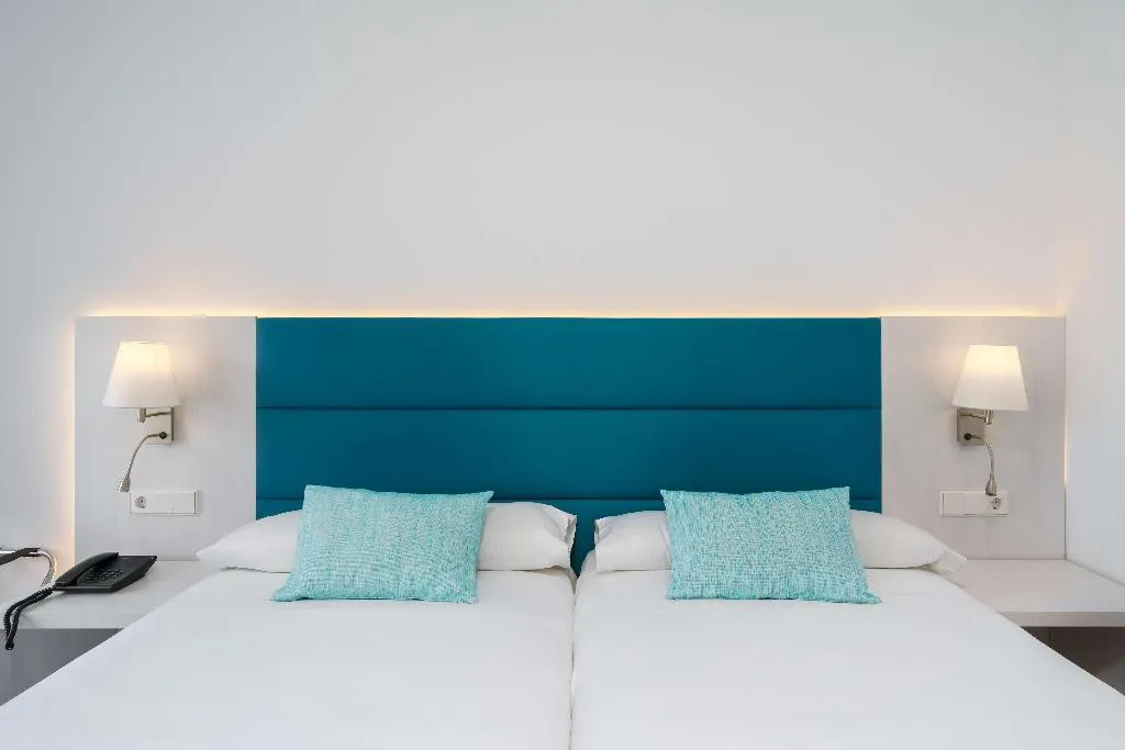 Room, Alua Leo, Majorca