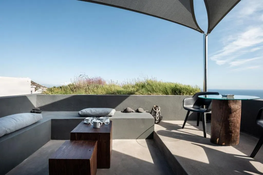 Room, West East Suites, Santorini