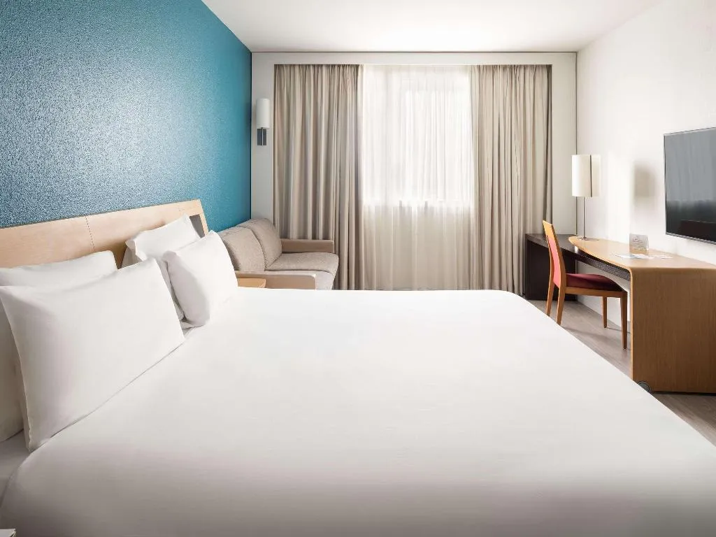 DOUBLE CLASSIC QUEEN BED Room, Novotel Barcelona Cornella, Barcelona