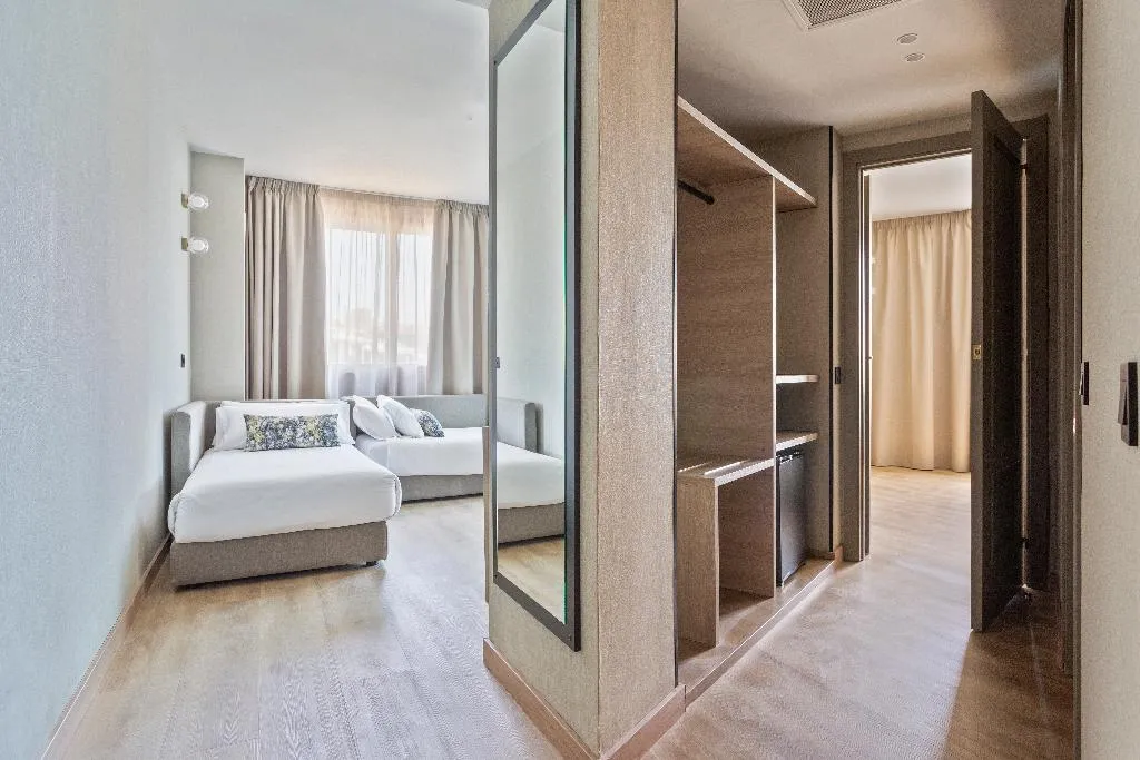 QUADRUPLE STANDARD Room, Acta Piramides, Madrid