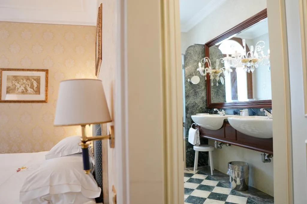 JUNIOR SUITE CANAL VIEW Room, Antiche Figure, Venice