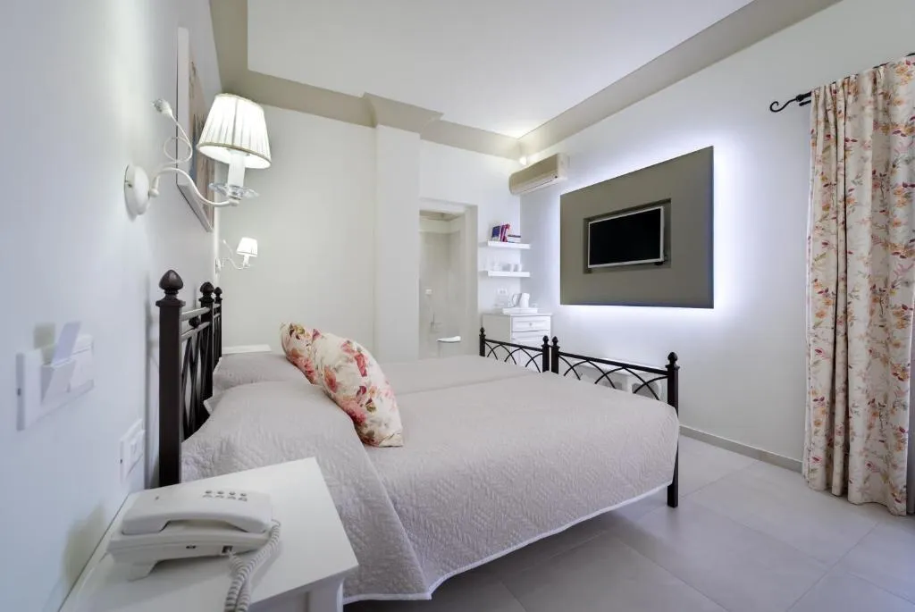 Double or Twin SUPERIOR Room, Zephyros, Santorini