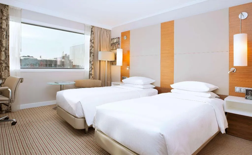 FAMILY ROOM STANDARD Room, Hilton Barcelona, Barcelona