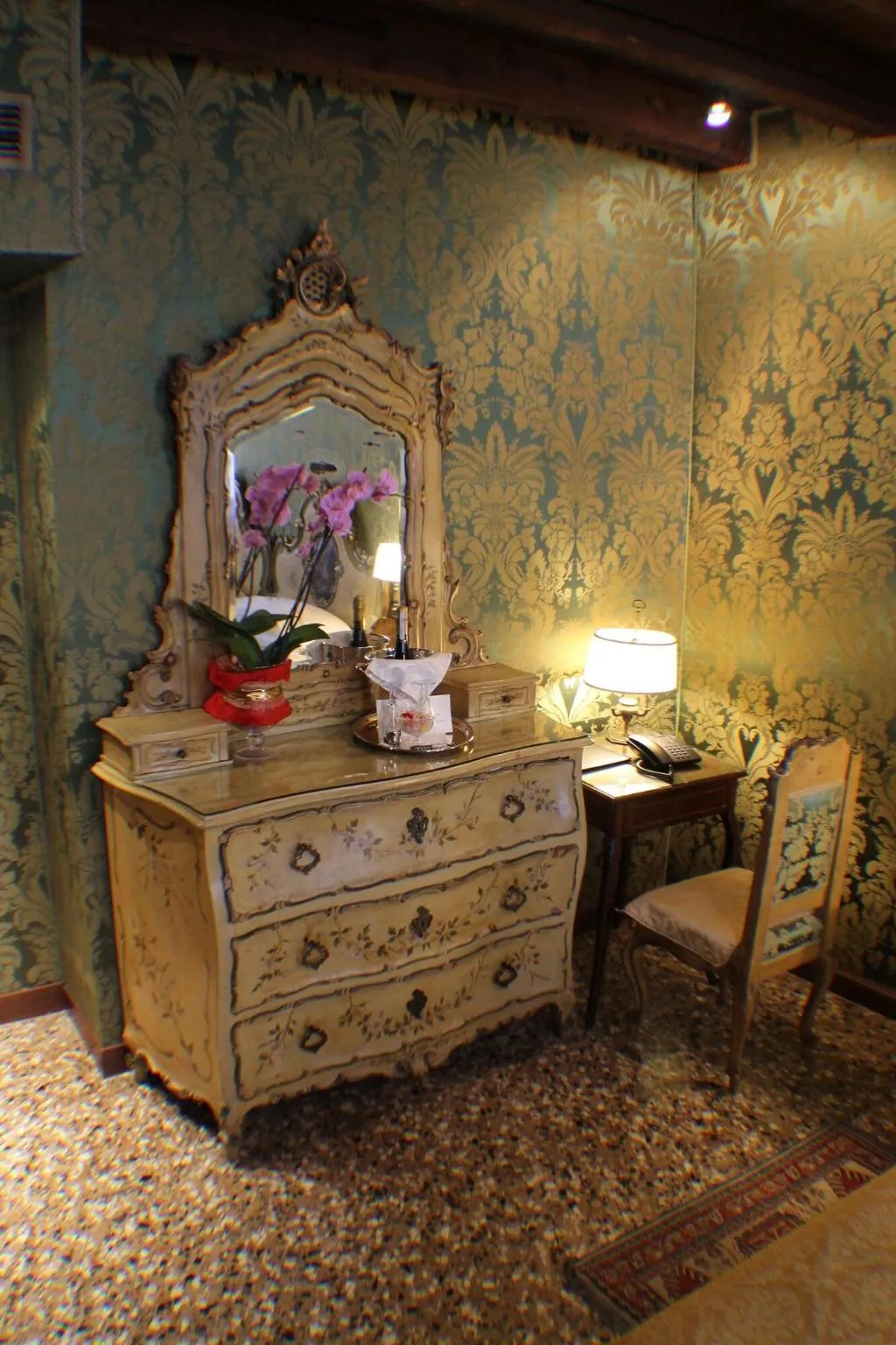 SUITE QUEEN SIZE BED Room, Palazzo Abadessa, Venice