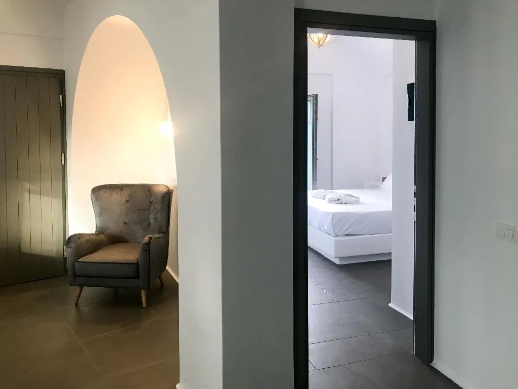 SUITE WITH JACUZZI Room, Amphitrite Suites Santorini, Santorini