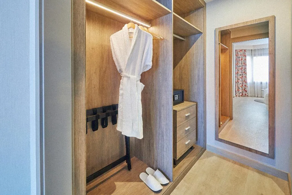 SUITE WITH TERRACE Room, Hesperia Sevilla, Seville
