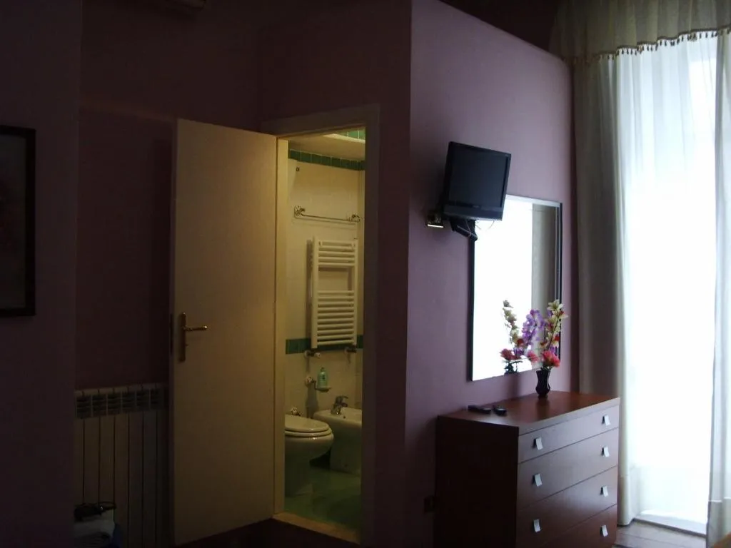 Room, Come D'Incanto a Napoli, Naples