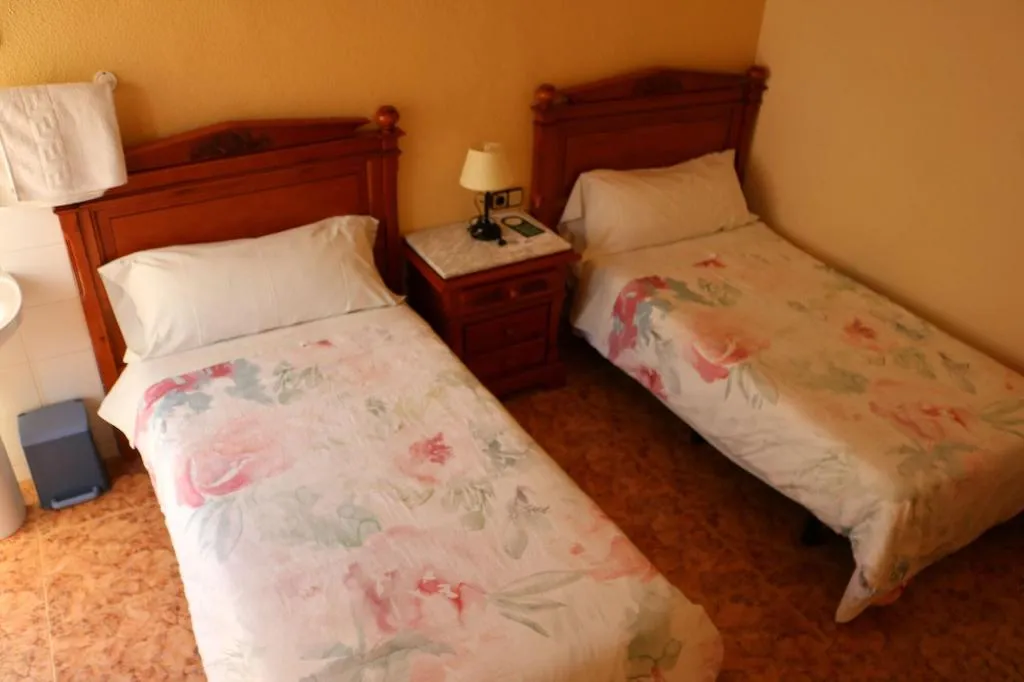 Room, Pensión dulces sueños, Seville