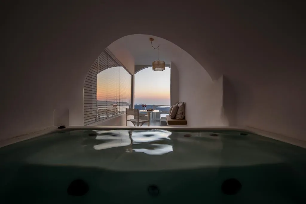 SUITE WITH JACUZZI WITH VIEWS Room, Nefeles Luxury Suites, Santorini