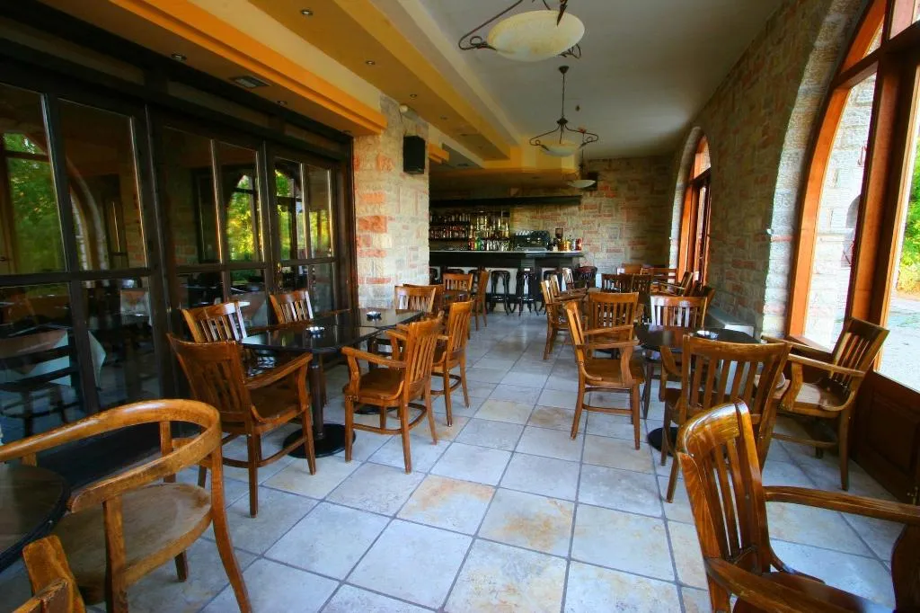 Bar, Mont Helmos, Athens