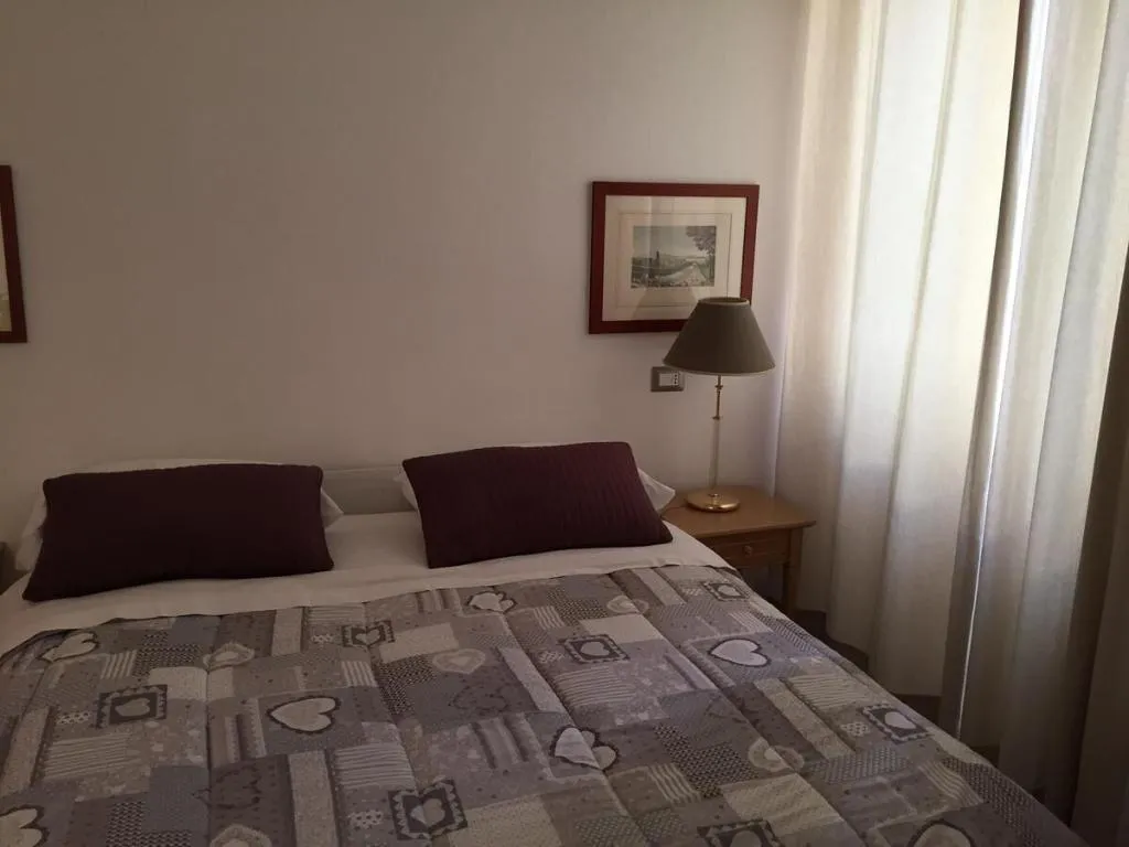 Room, International Naples, Naples