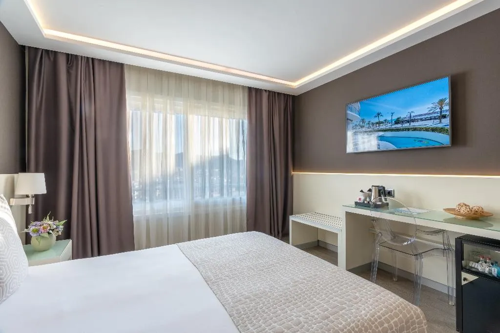 Room, Calipolis, Costa Brava