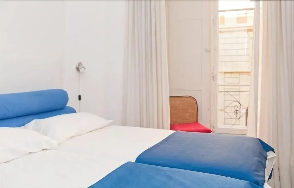 Room, 2 Be Home Colosseo, Naples
