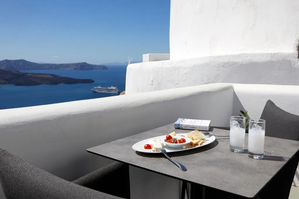 SUITE GRAND Room, Petit Palace, Santorini
