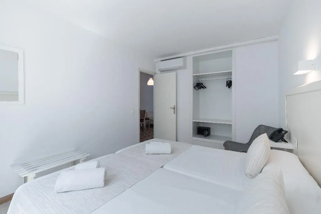 APARTMENT GARDEN VIEW CAPACITY 2 Room, Beach Club, Menorca