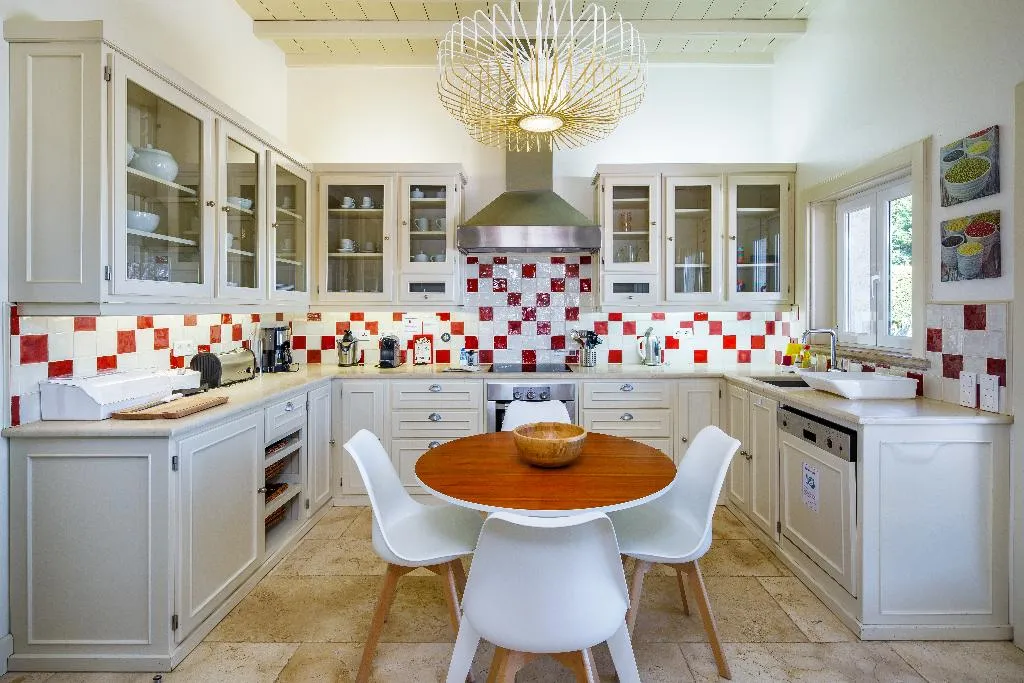 VILLA SIX BEDROOMS THREE BATHROOMS Room, Shantivillas, Algarve