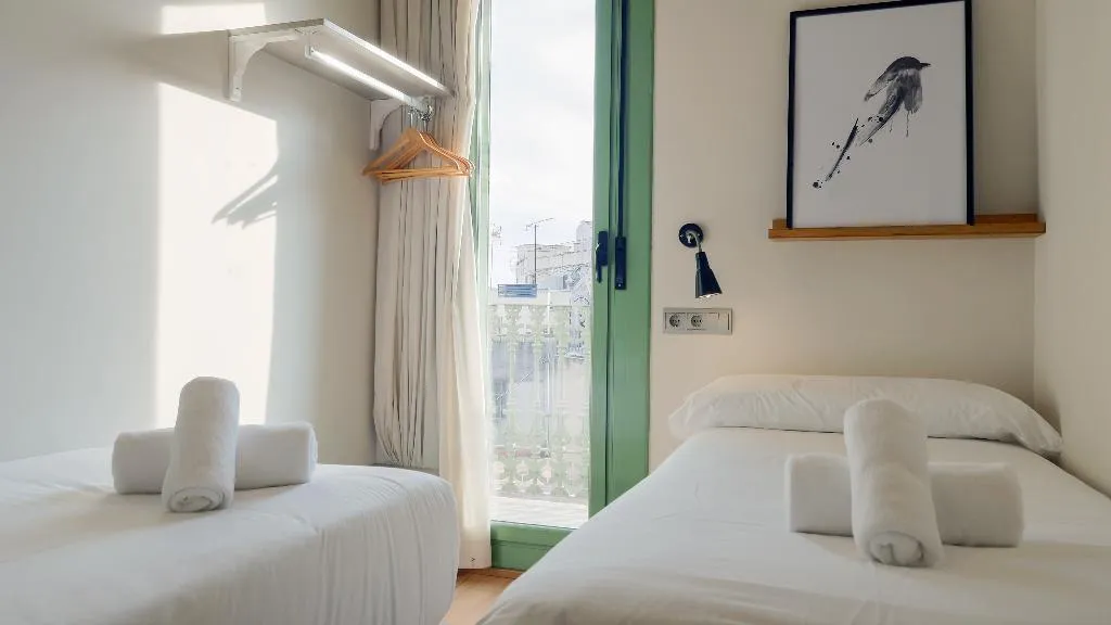 APARTMENT CAPACITY 6 THREE BEDROOM Room, Barcelona Sants Station Apartments, Barcelona
