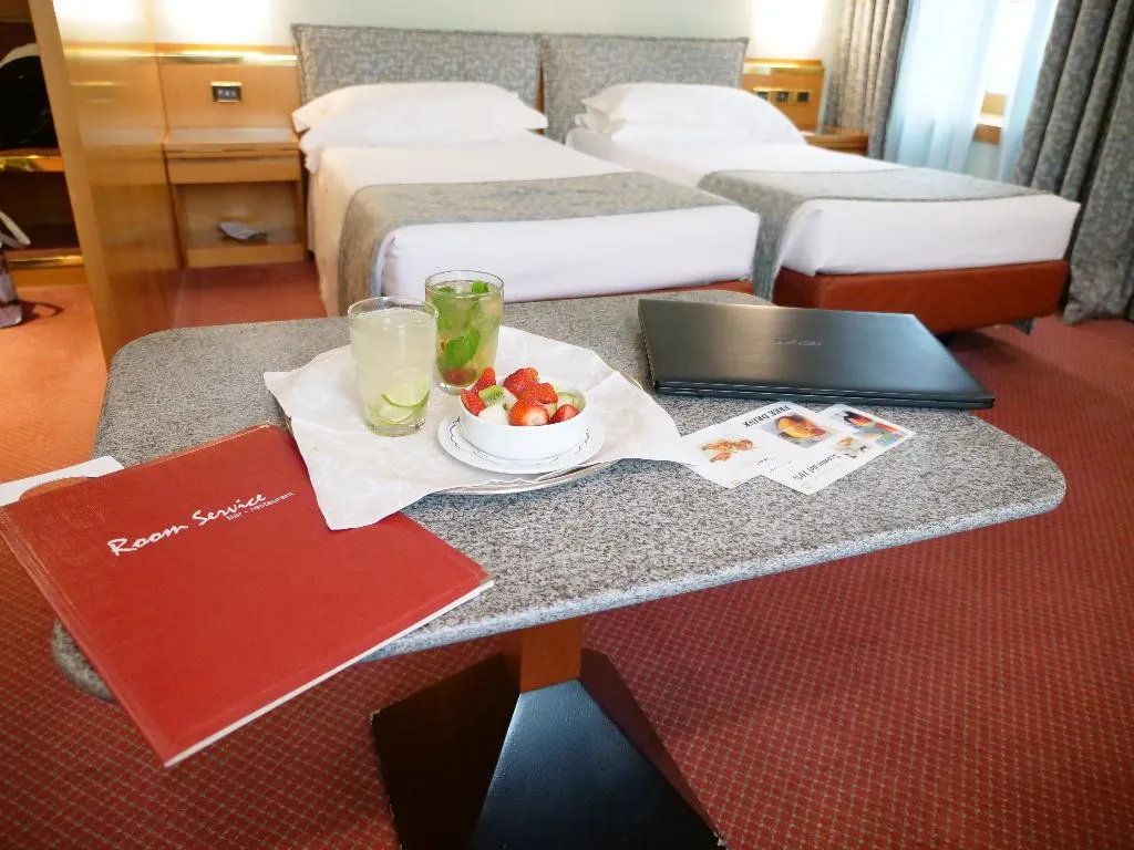 TWIN DELUXE Room, Hotel Michelangelo Milan, Milan