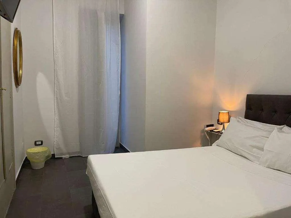Room, Borbone Di Napoli, Naples