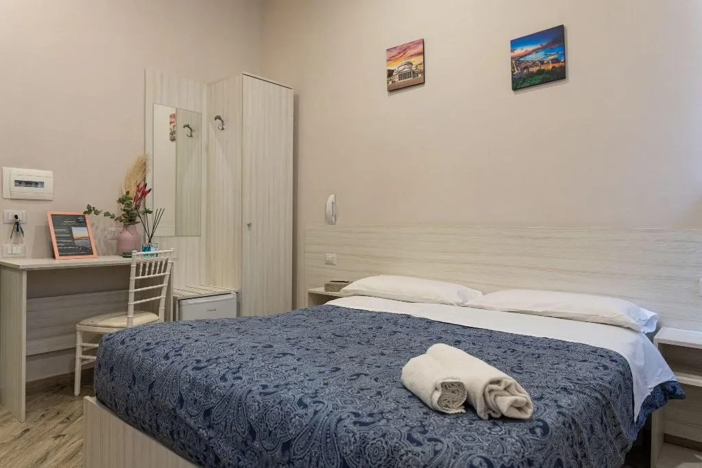 Room, B B Alla Ferrovia, Naples