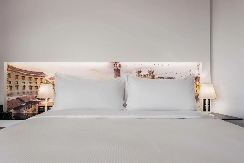 DOUBLE PREMIUM KING BED Room, Hilton Madrid Airport, Madrid