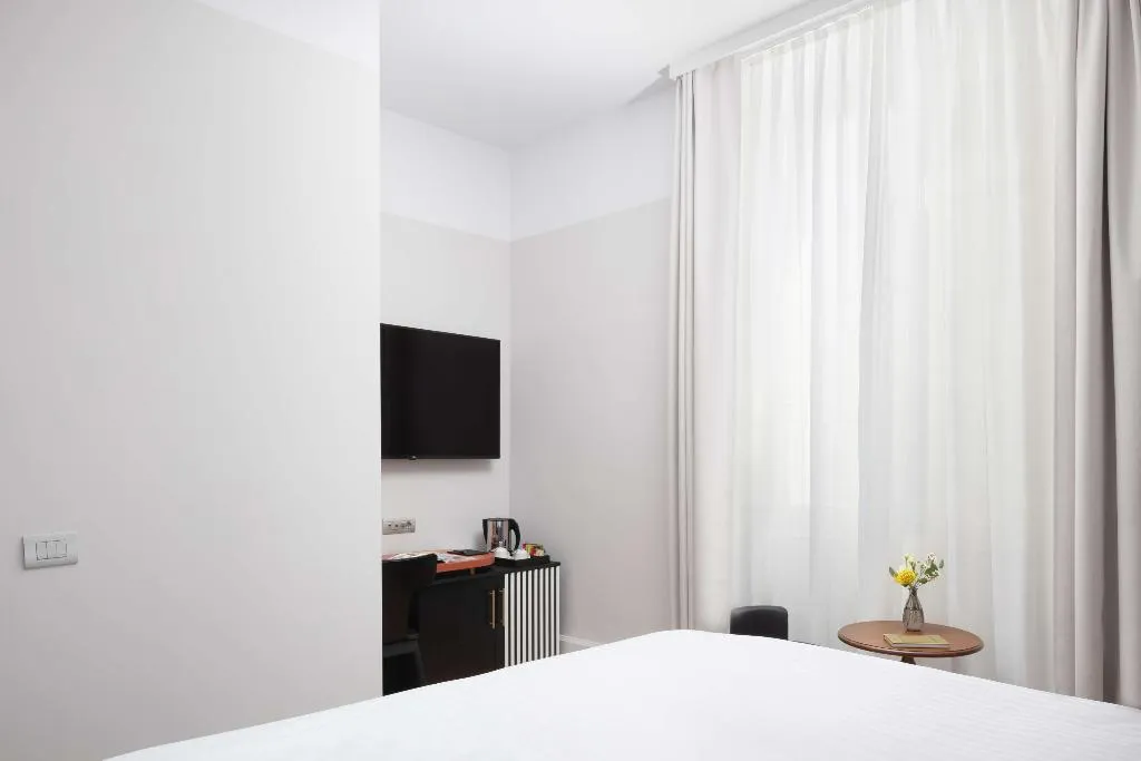 Double or Twin PREMIUM KING BED Room, Anglo American Hotel Florence, Curio Collection, Florence