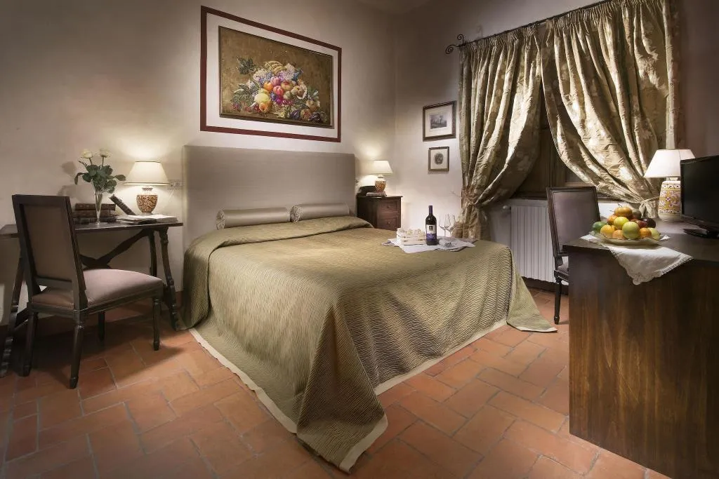 DOUBLE CLASSIC QUEEN BED Room, Villa Casagrande, Florence