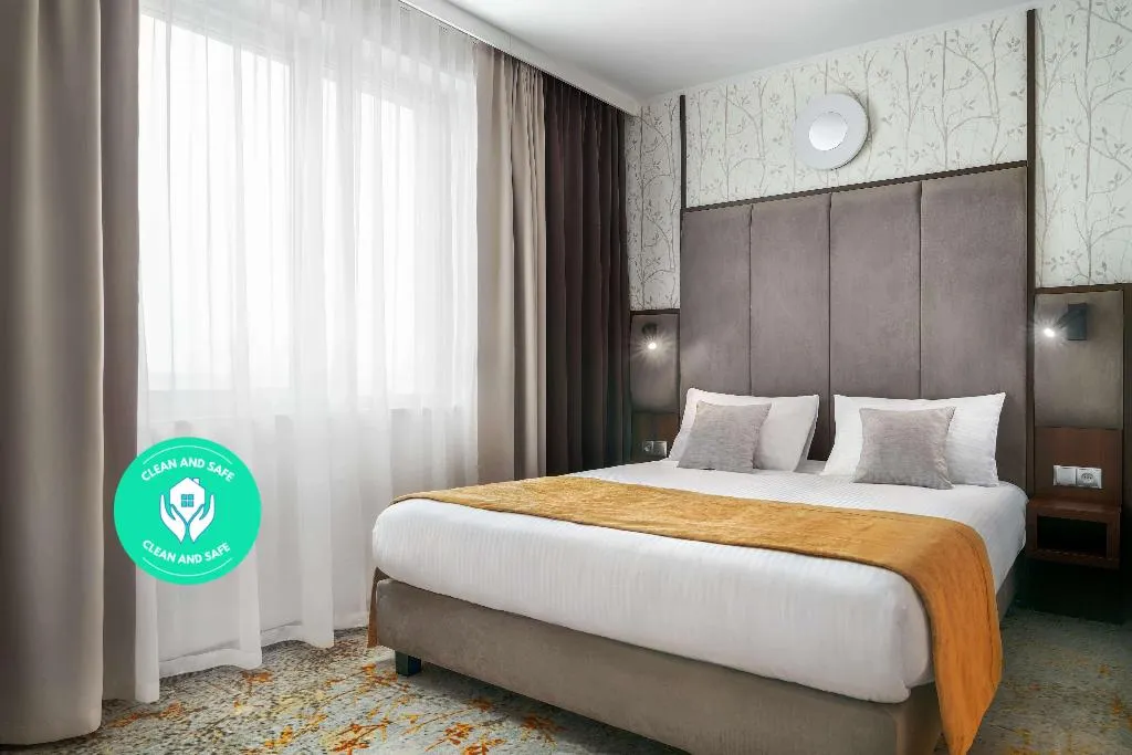 JUNIOR SUITE KING SIZE BED Room, Metropolo By Golden Tulip, Krakow