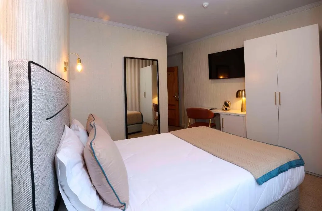Room, America, Porto