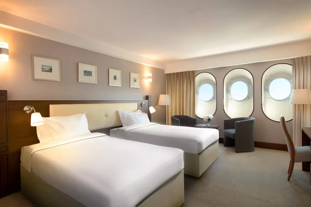 DOUBLE DELUXE Room, Queen Elizabeth 2, Dubai