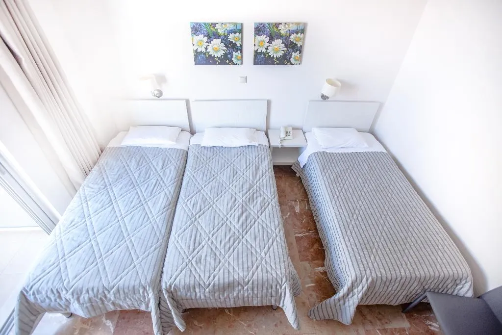 Room, Elena, Kalamata