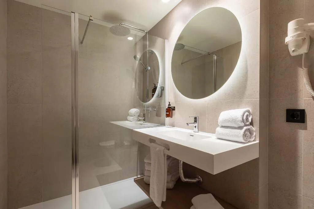 QUADRUPLE STANDARD Room, Acta Piramides, Madrid