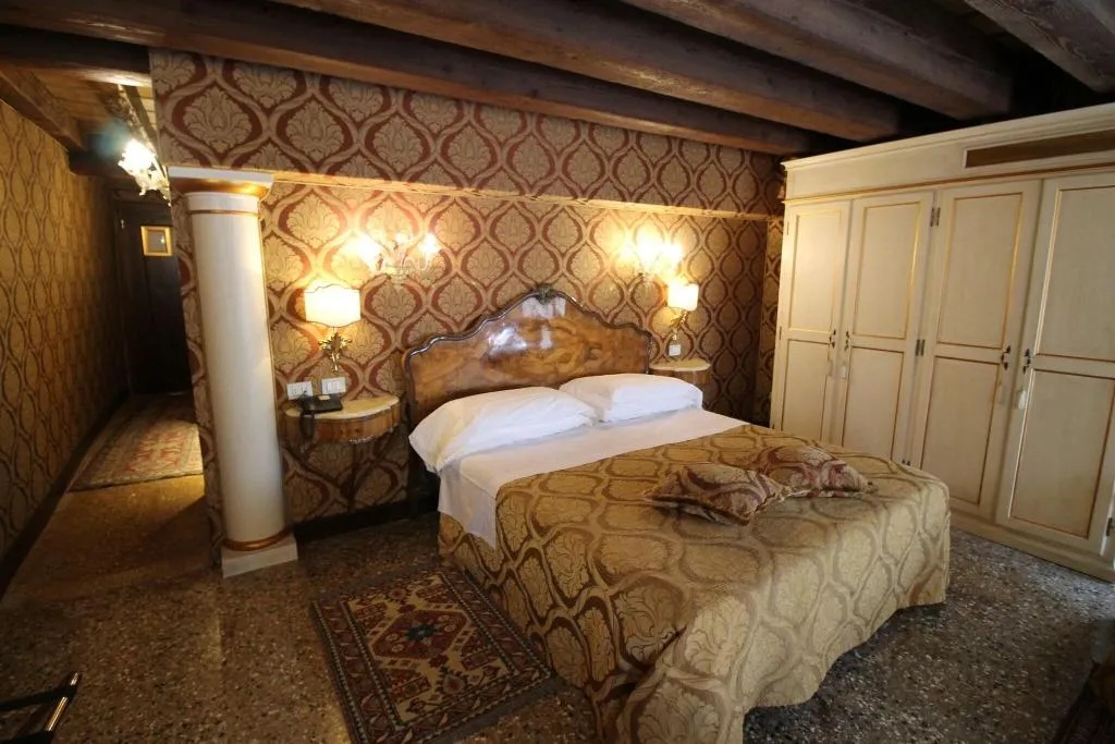 DOUBLE SUPERIOR QUEEN BED Room, Palazzo Abadessa, Venice