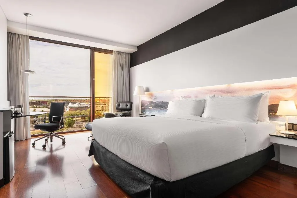 DOUBLE EXECUTIVE KING BED Room, Hilton Madrid Airport, Madrid