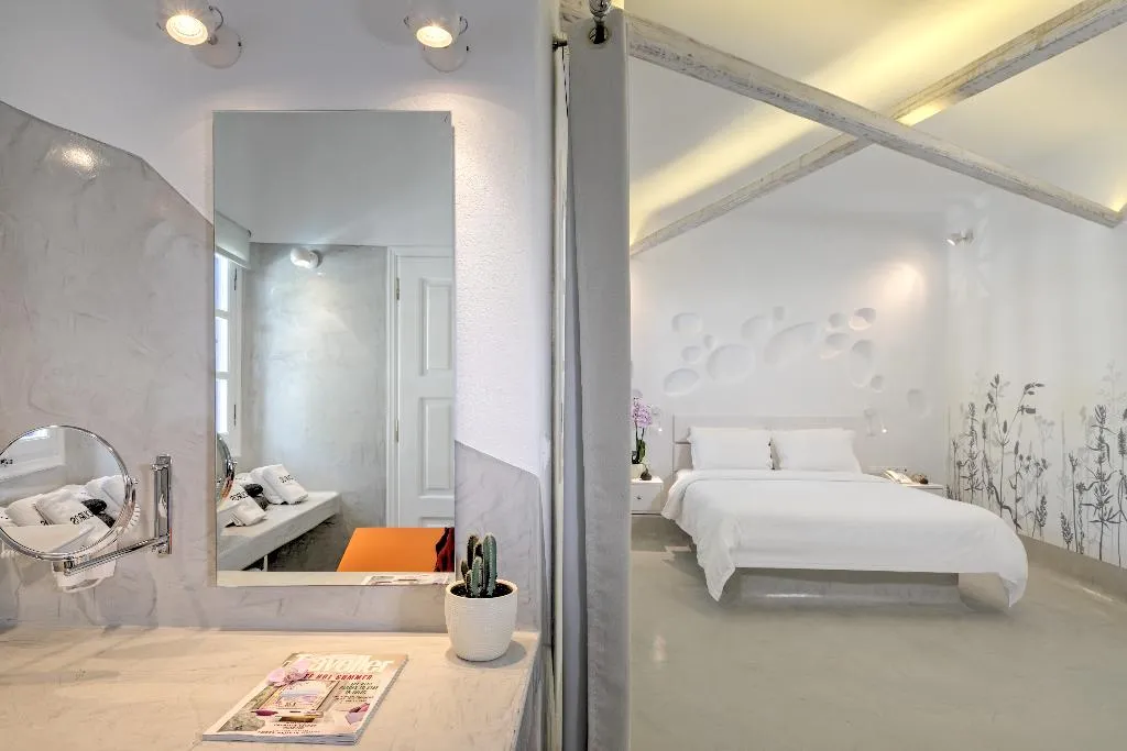 JUNIOR SUITE WITH JACUZZI Room, Kouros Village, Santorini