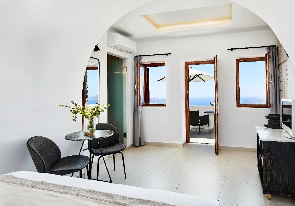 SUITE WITH JACUZZI Room, Petit Palace, Santorini