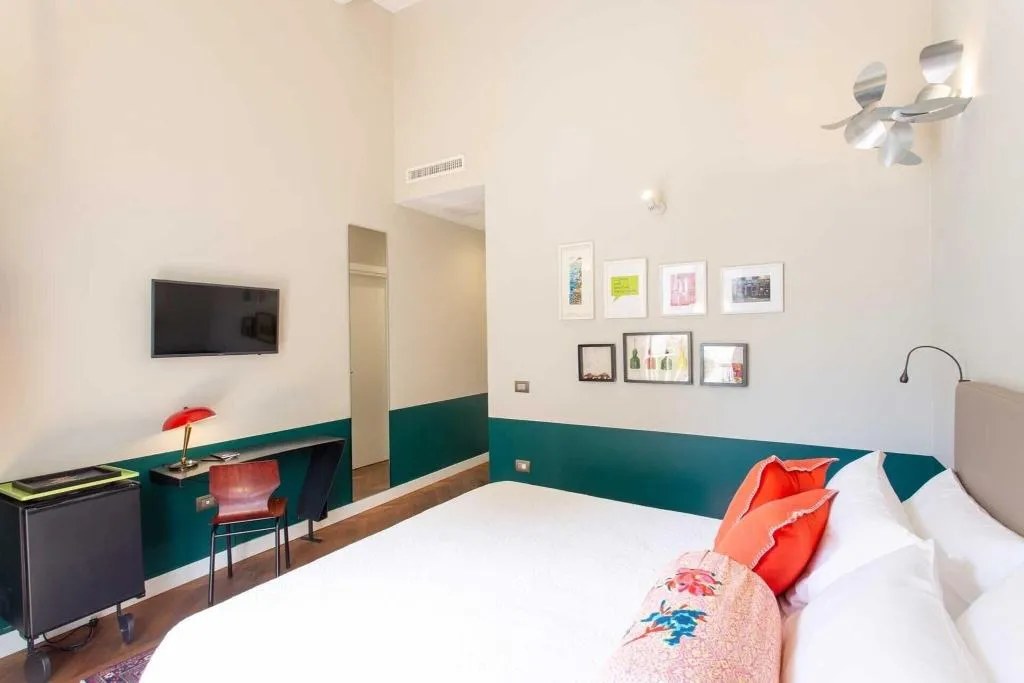 DOUBLE CLASSIC QUEEN BED Room, Accademia 39, Naples