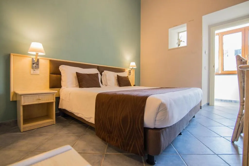 Room, Soleluna, Naples