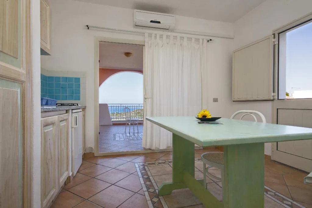 APARTMENT SEA VIEW CAPACITY 4 Room, Lu Nibareddu Aparthotel, Olbia