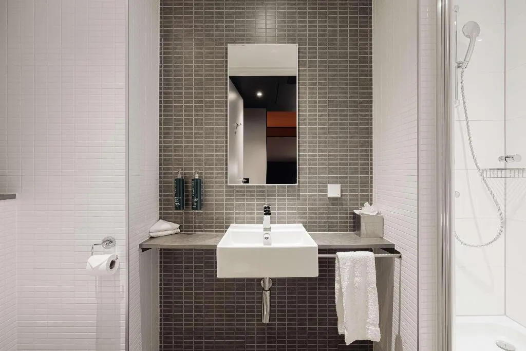 DOUBLE WITH VIEWS Room, DoubleTree by Hilton Amsterdam Centraal Station, Amsterdam